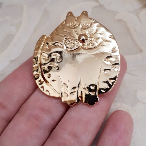 Fabulous gold tone chubby cat pin brooch - Picture 3 of 8